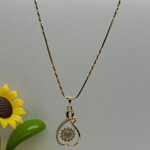 Beautiful chain set with charm and earrings